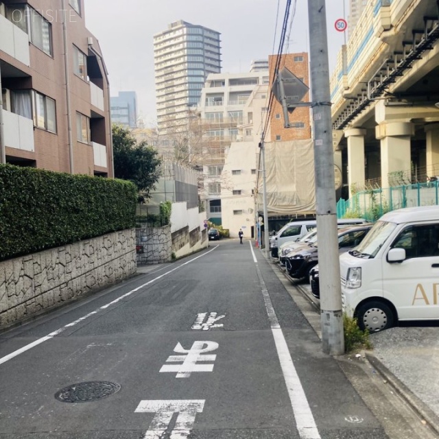 LARK YOYOGI ビル前面道路