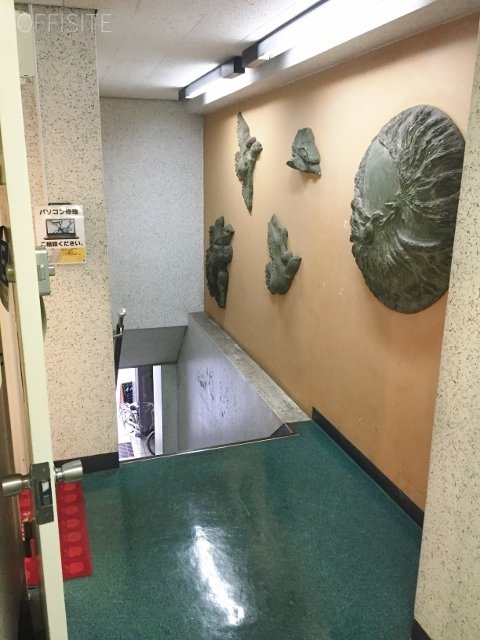 定貞ビル エントランス
