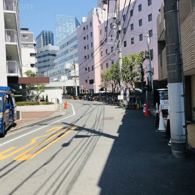 西新宿ハウス ビル前面道路