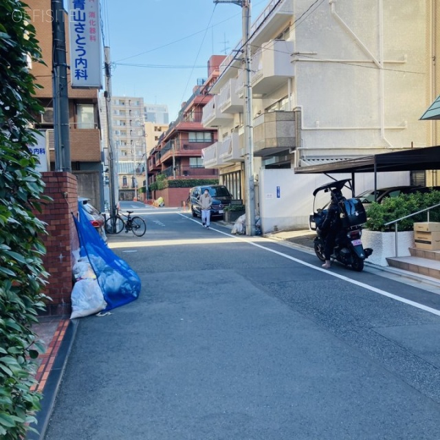 ソフトタウン南青山 ビル前面道路
