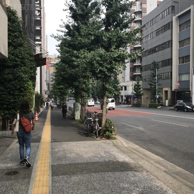 ハピネス・イン湯島 ビル前面道路