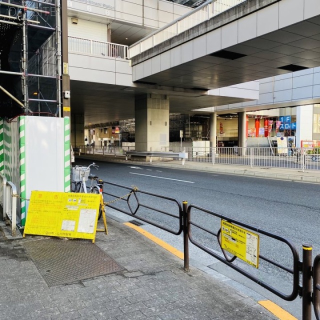 中晋ビル ビル前面道路