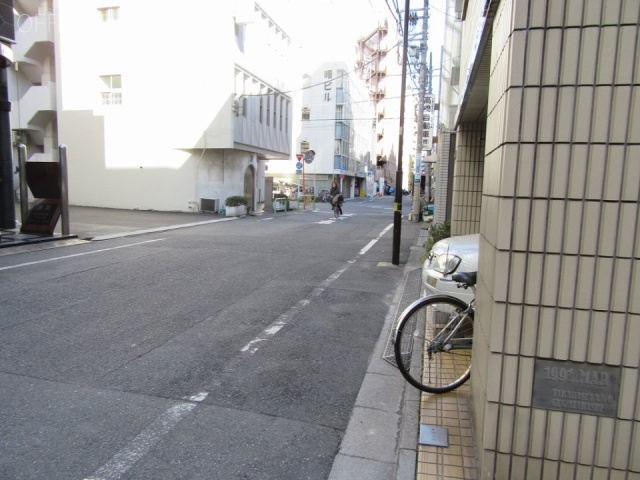 KIBIビル ビル前面道路