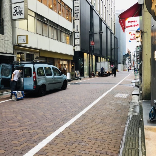 若松ビル ビル前面道路