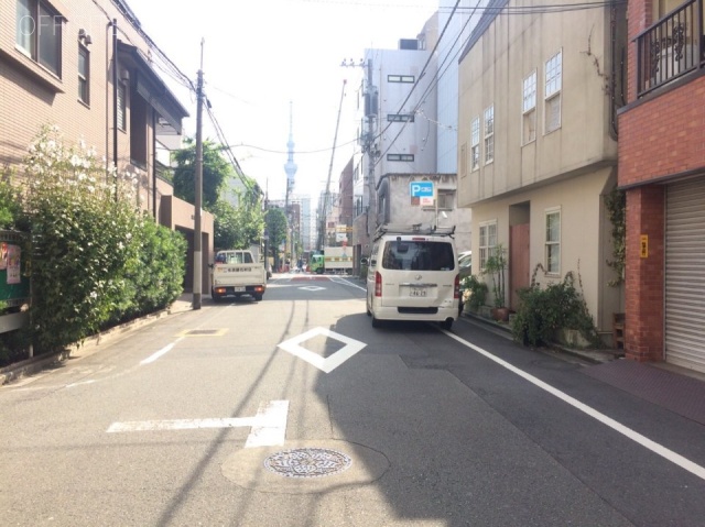 クラウンハイツ ビル前面道路