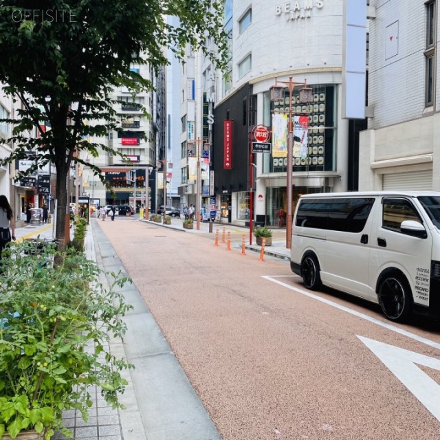新宿モリエールビル ビル前面道路
