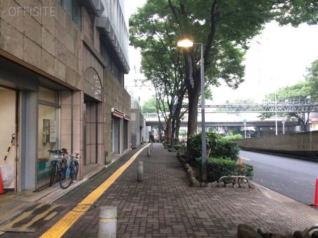東照ビル ビル前面道路