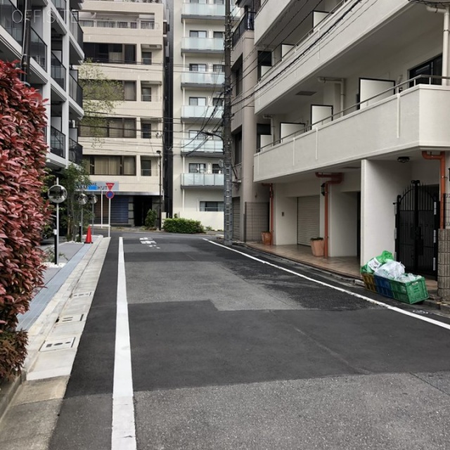 加瀬ビル ビル前面道路