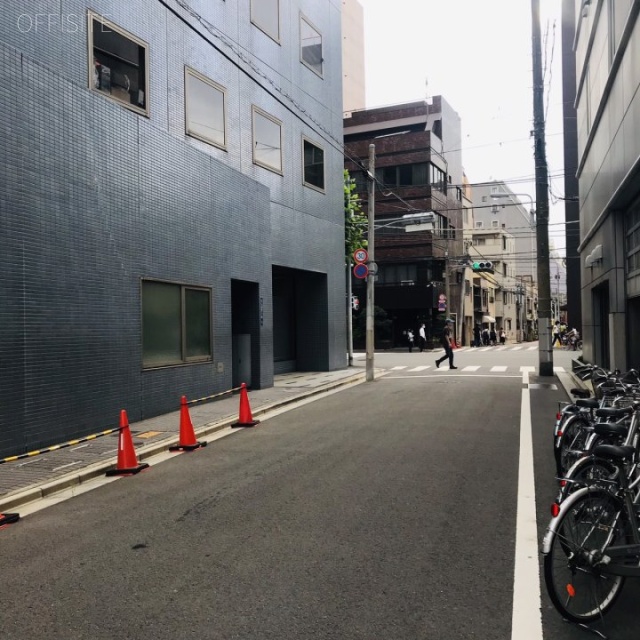 モダンビル ビル前面道路