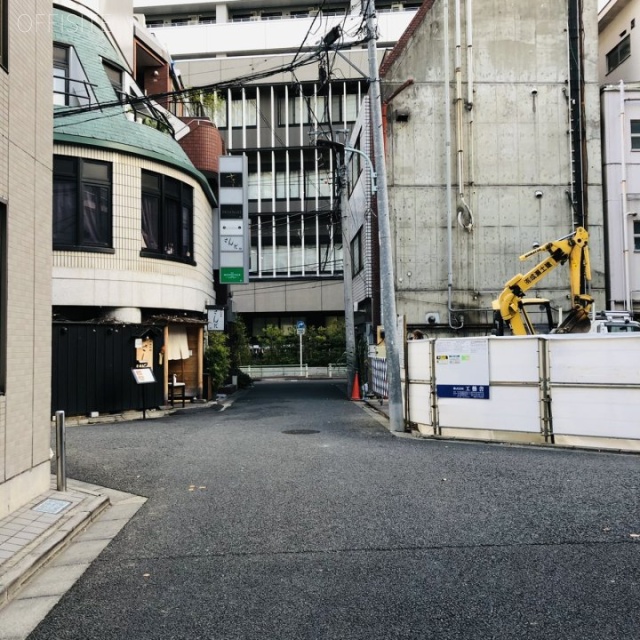ランド六本木ビル ビル前面道路