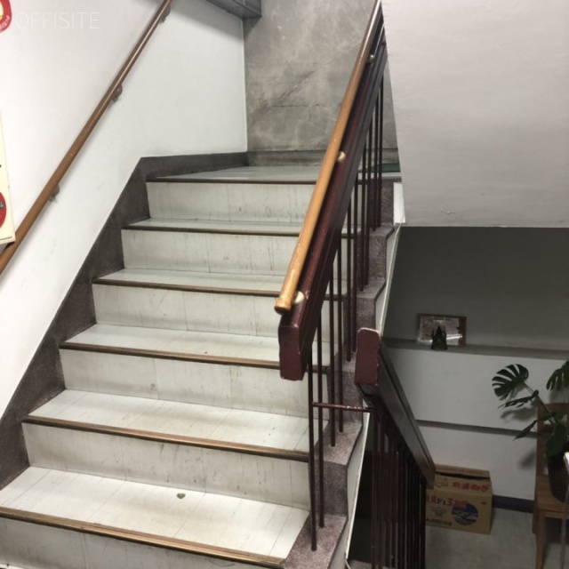 鴻盟社ビル 階段
