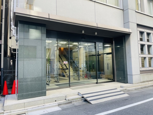 日本ビルディング本館　オフィスビル出入口