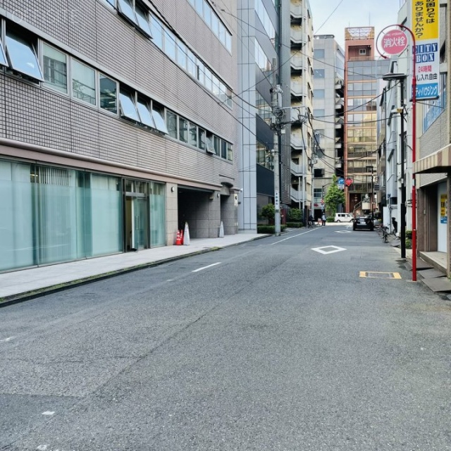 小田急神田岩本町ビル ビル前面道路