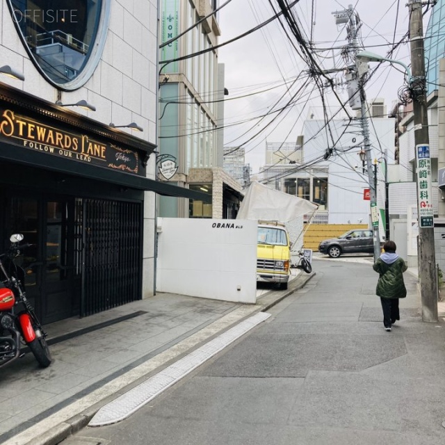 神宮前目良ビル ビル前面道路