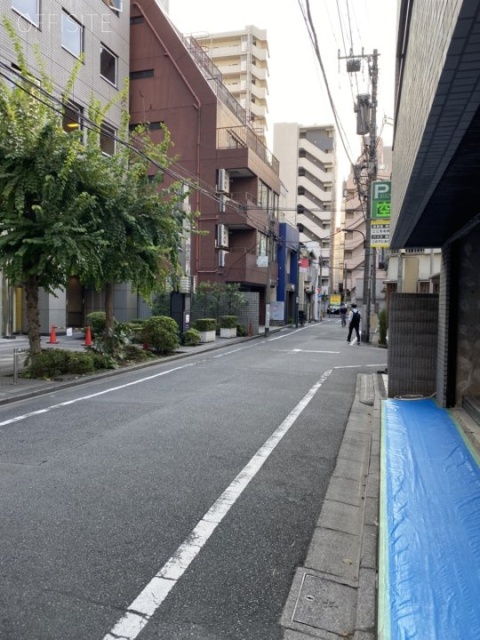 ルーツビル ビル前面道路