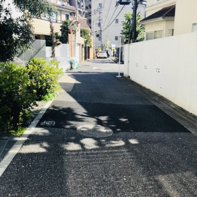 ヴィラージュ白金台　ビル前面道路