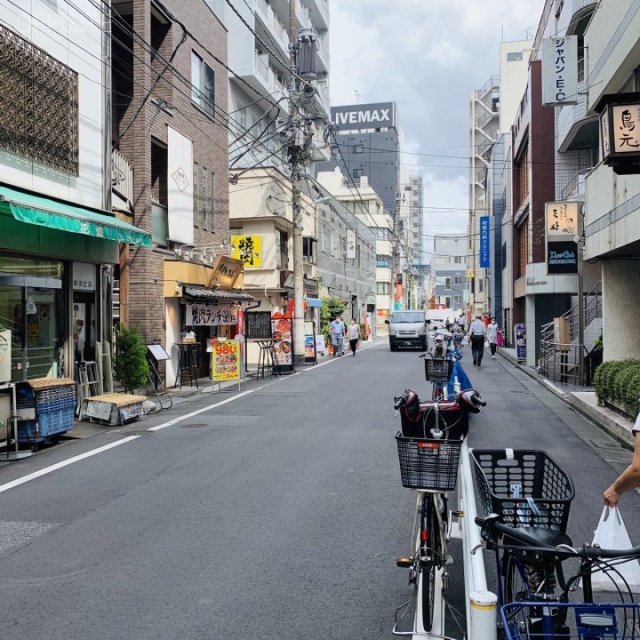 芳町ビル ビル前面道路