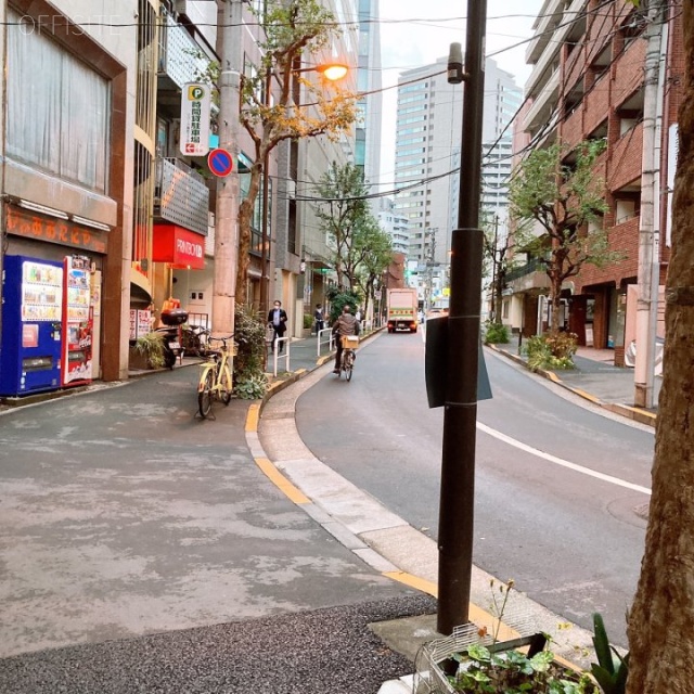 麹町駅前ヒルトップ　ビル前面道路
