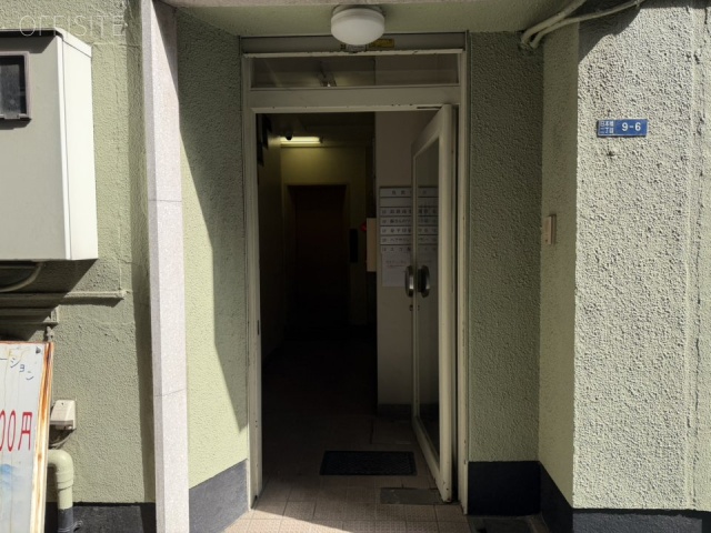 魚鉄ビル　オフィスビル出入口