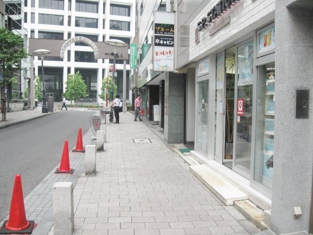 TS共和六番館 ビル前面道路