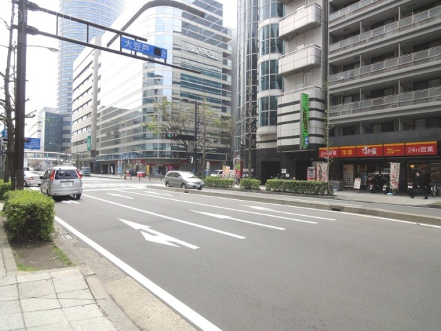 新横浜磯栄ビル ビル前面道路