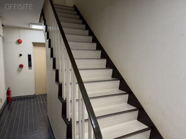 本間屋ビル　階段