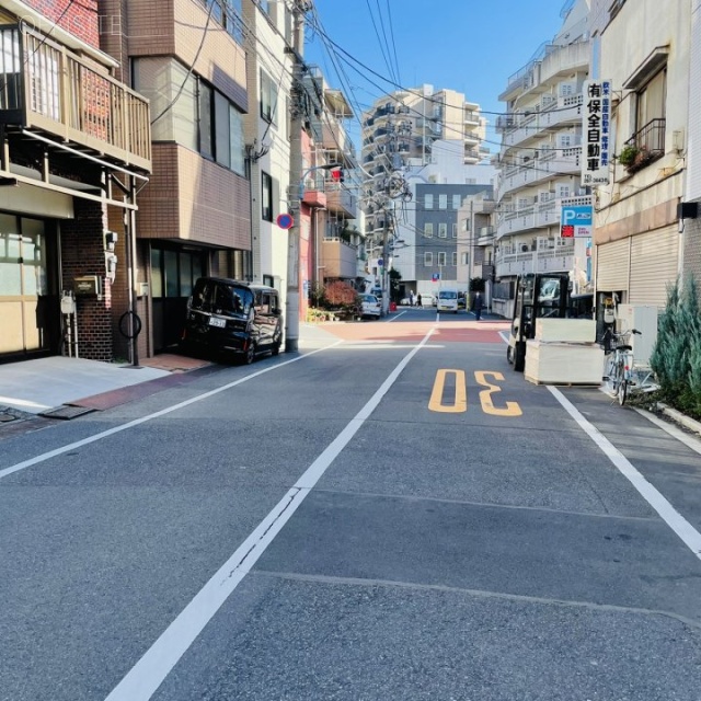 Yー1ビル ビル前面道路