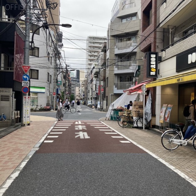 新宿ネバーギブアップ2 月城ビル ビル前面道路