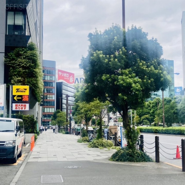白亜ビル 6階 60.33坪　ビル前面道路