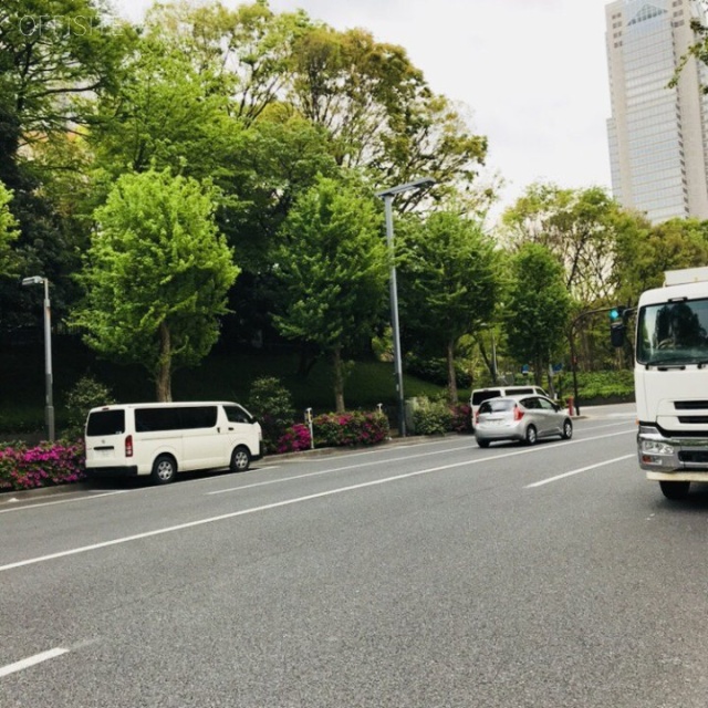 パシフィックマークス新宿パークサイド ビル前面道路