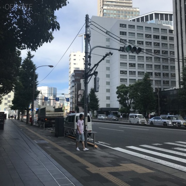 住友不動産東京三田サウスタワー ビル前面道路