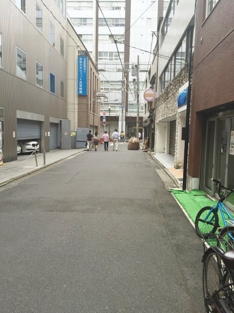 三崎町信愛ビル ビル前面道路