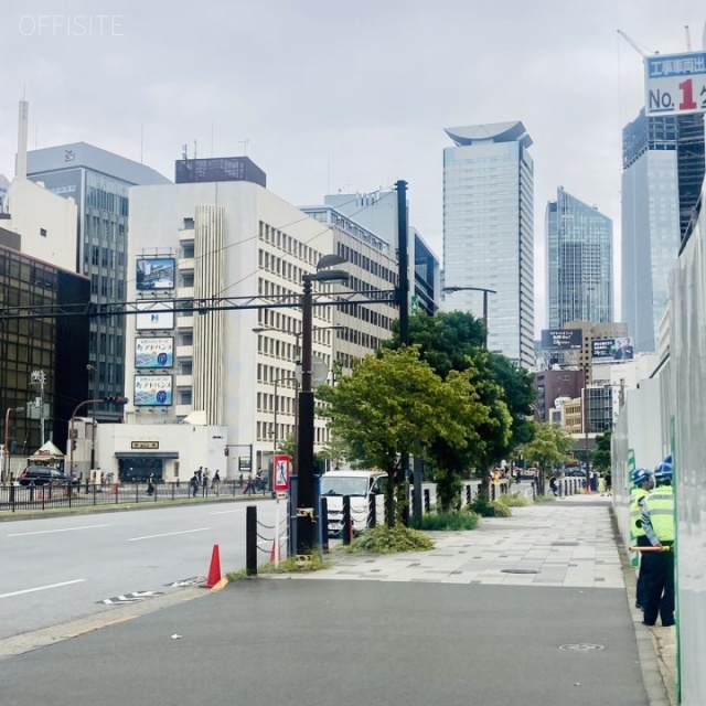 白亜ビル 6階 60.33坪　ビル前面道路
