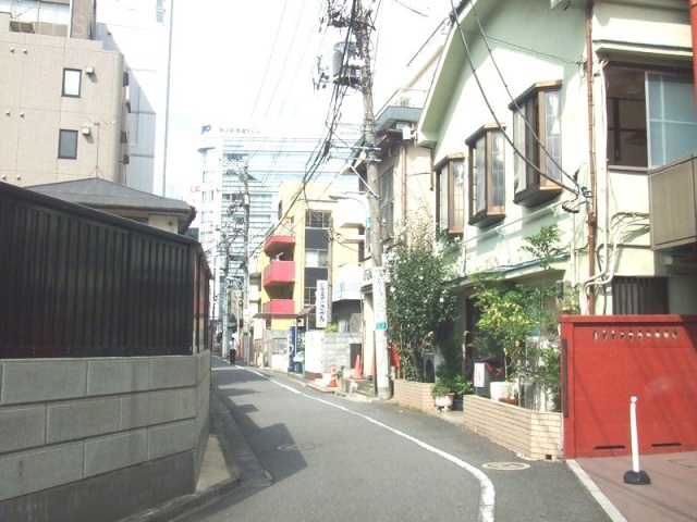 小澤ビル ビル前面道路