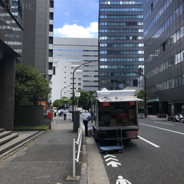 東京KALビル ビル前面道路