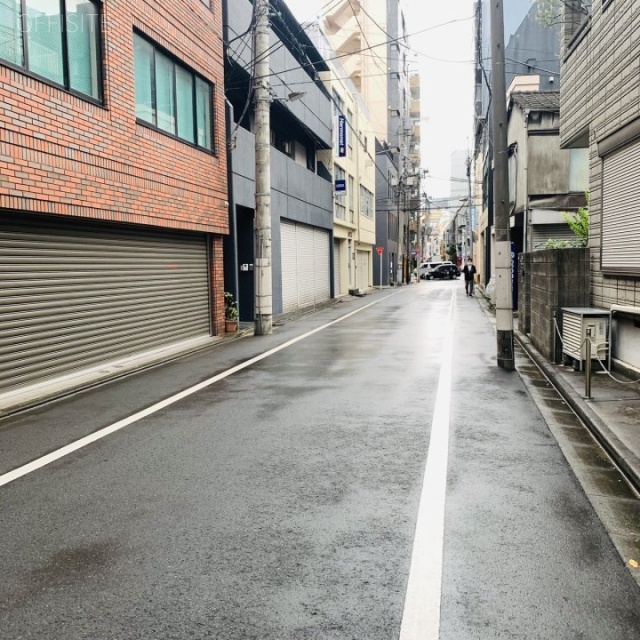 湯島片岡ビル ビル前面道路