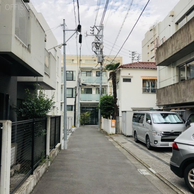Gフラット北青山 ビル前面道路