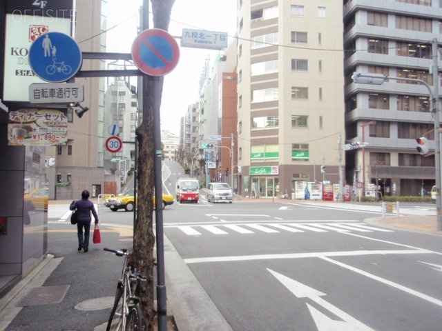 北の丸グラスゲート ビル前面道路