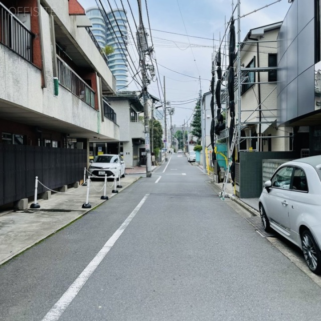 Gスクエア南青山 ビル前面道路
