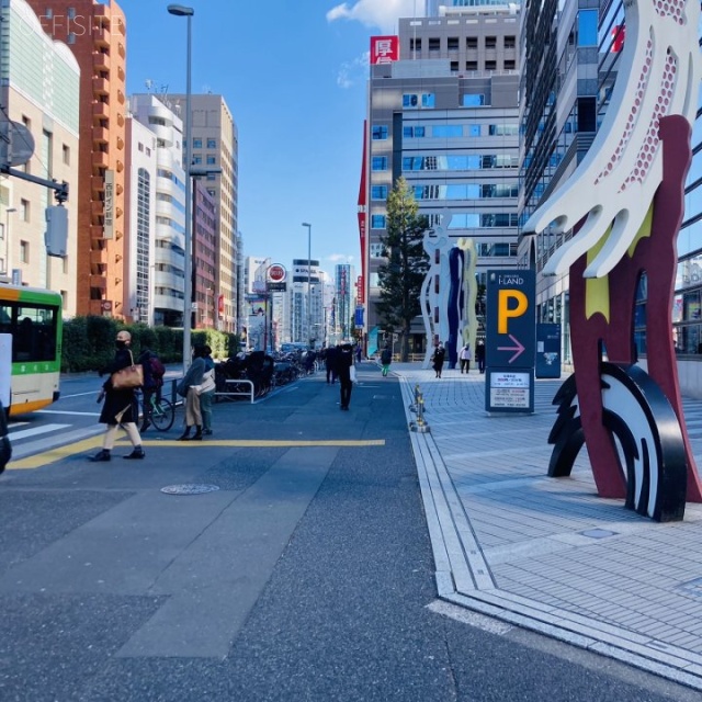 新宿アイランドアトリウム 前面歩道