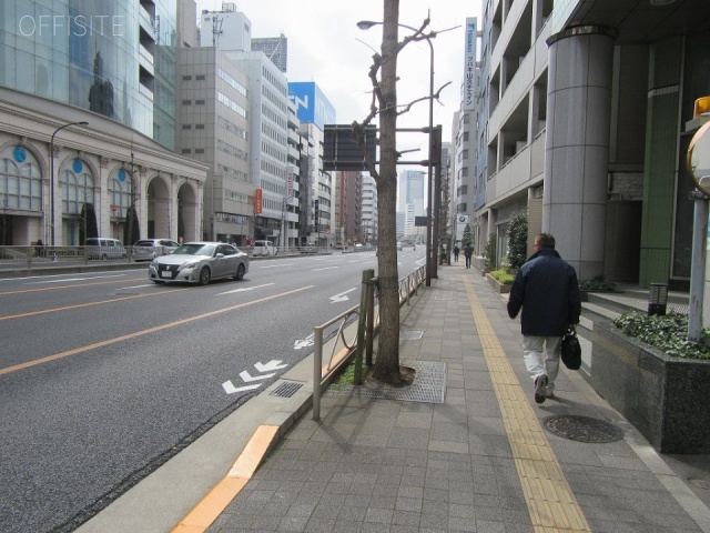 エバーグリーンビル ビル前面道路