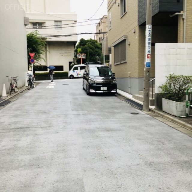 市谷東ビル ビル前面道路