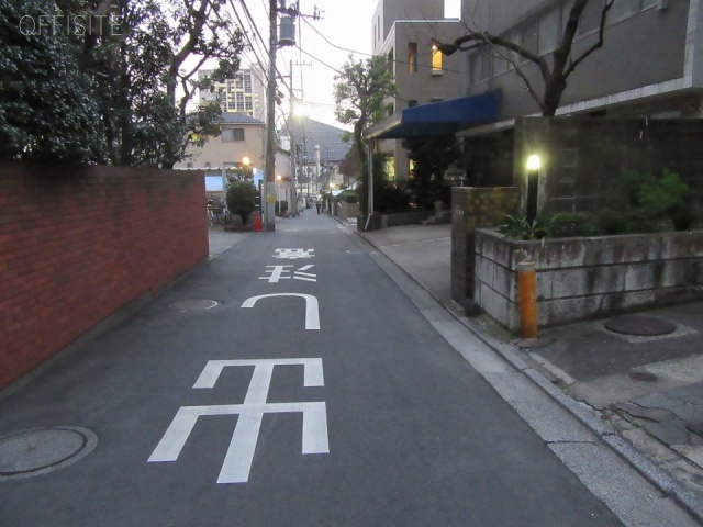 麻布中央マンション ビル前面道路