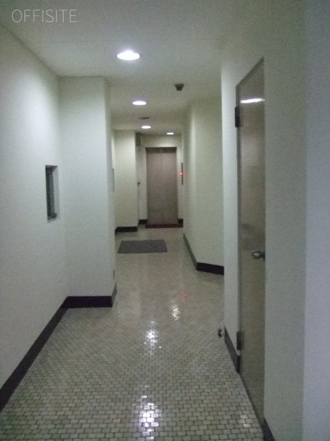 秋間ビル エントランス