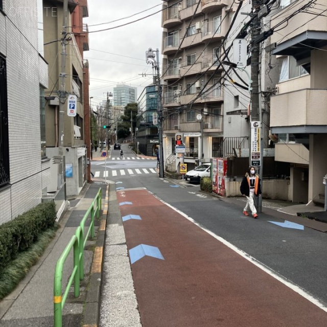 サタール青山 ビル前面道路