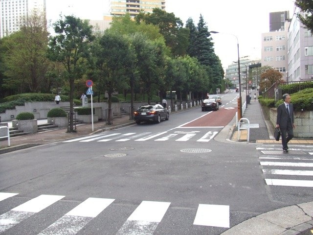 発明会館 ビル前面道路