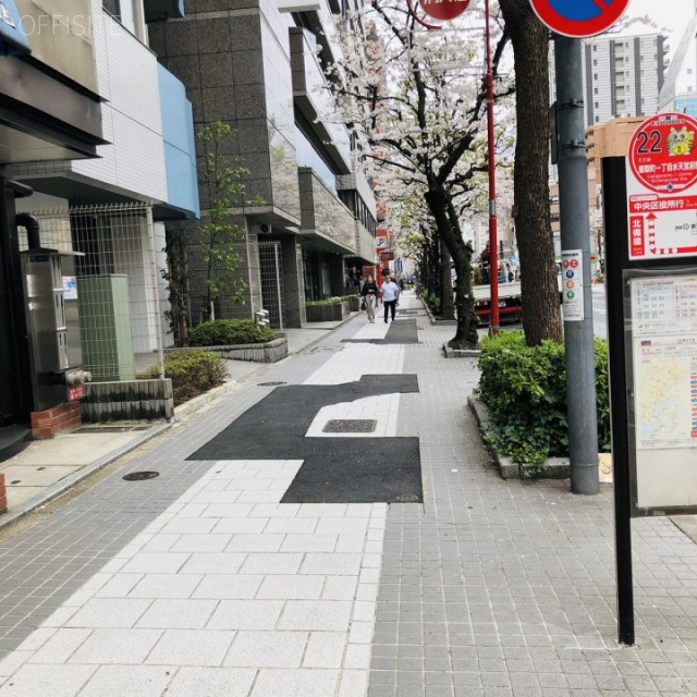 油商会館ビル 前面歩道