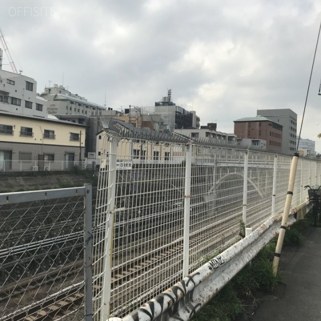 第9吉田ビル　山手線目黒駅線路近く