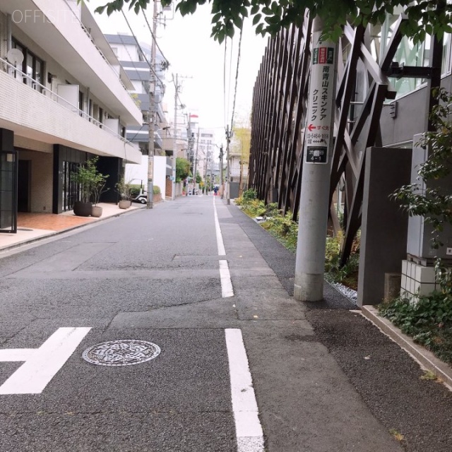 フラット青山 ビル前面道路
