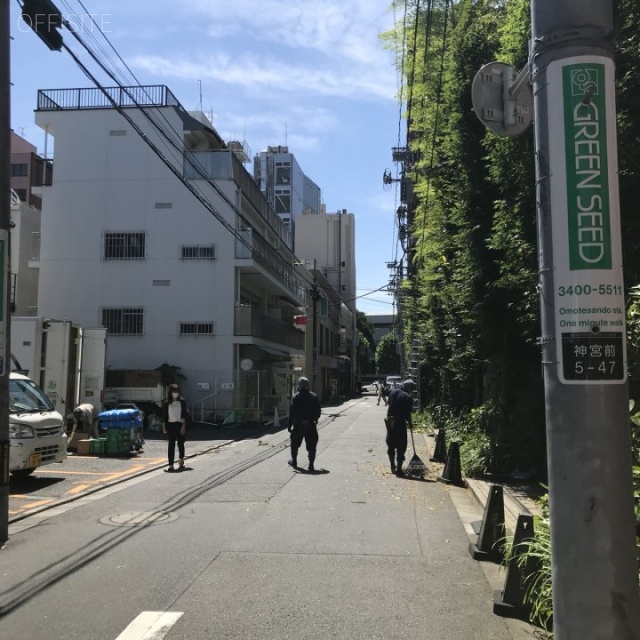 青山パインビレッジ ビル前面道路